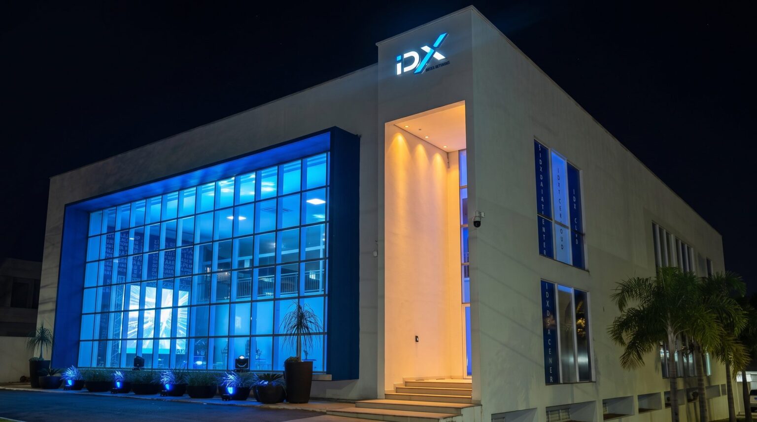 Fachada da unidade da IDX Data Centers em Palmas à noite